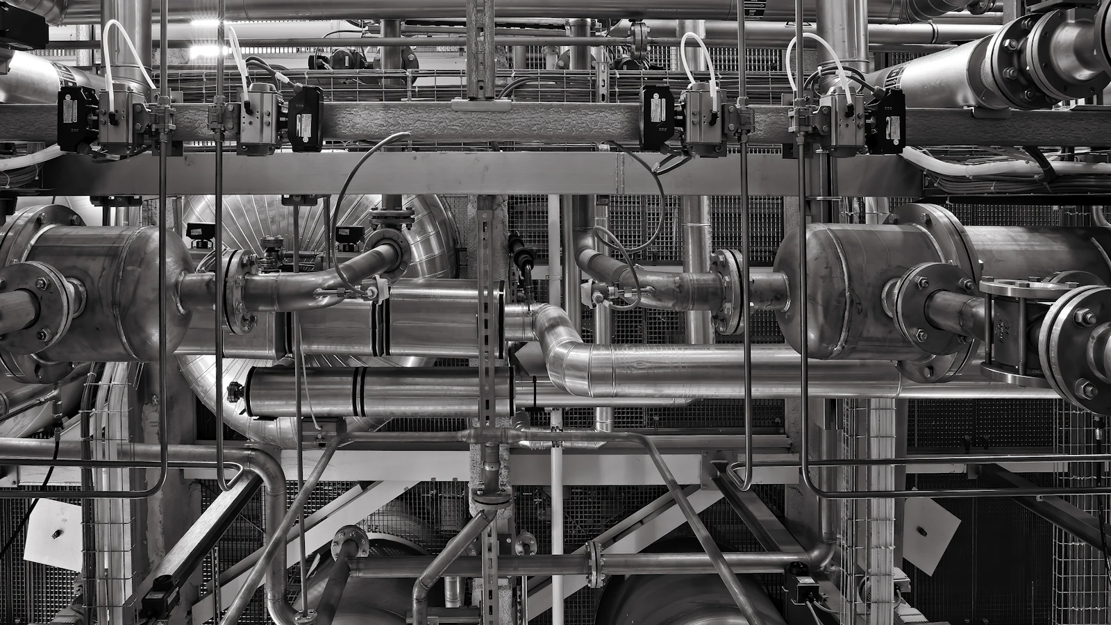Réseau de tuyauteries et de vannes d’une installation industrielle