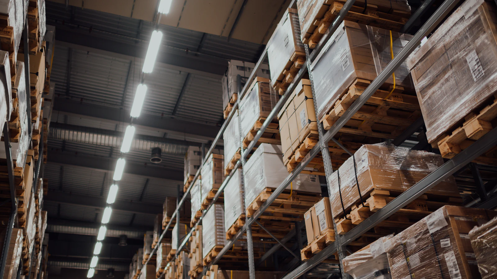 Entrepôt logistique avec rayonnages de stockage
