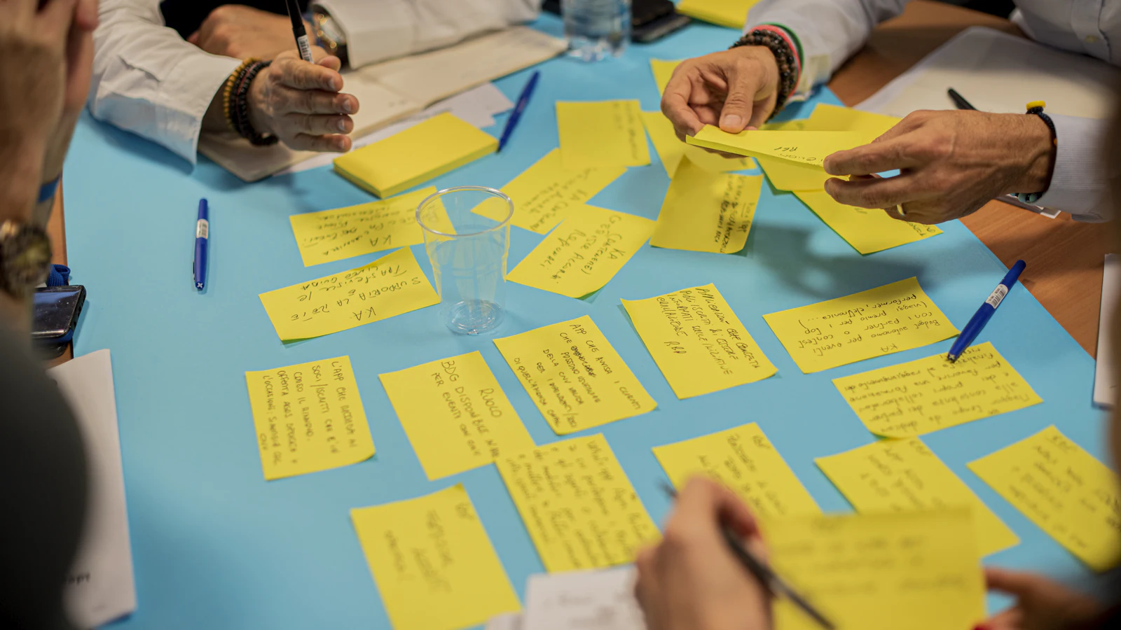 Atelier de cadrage stratégique avec notes autocollantes