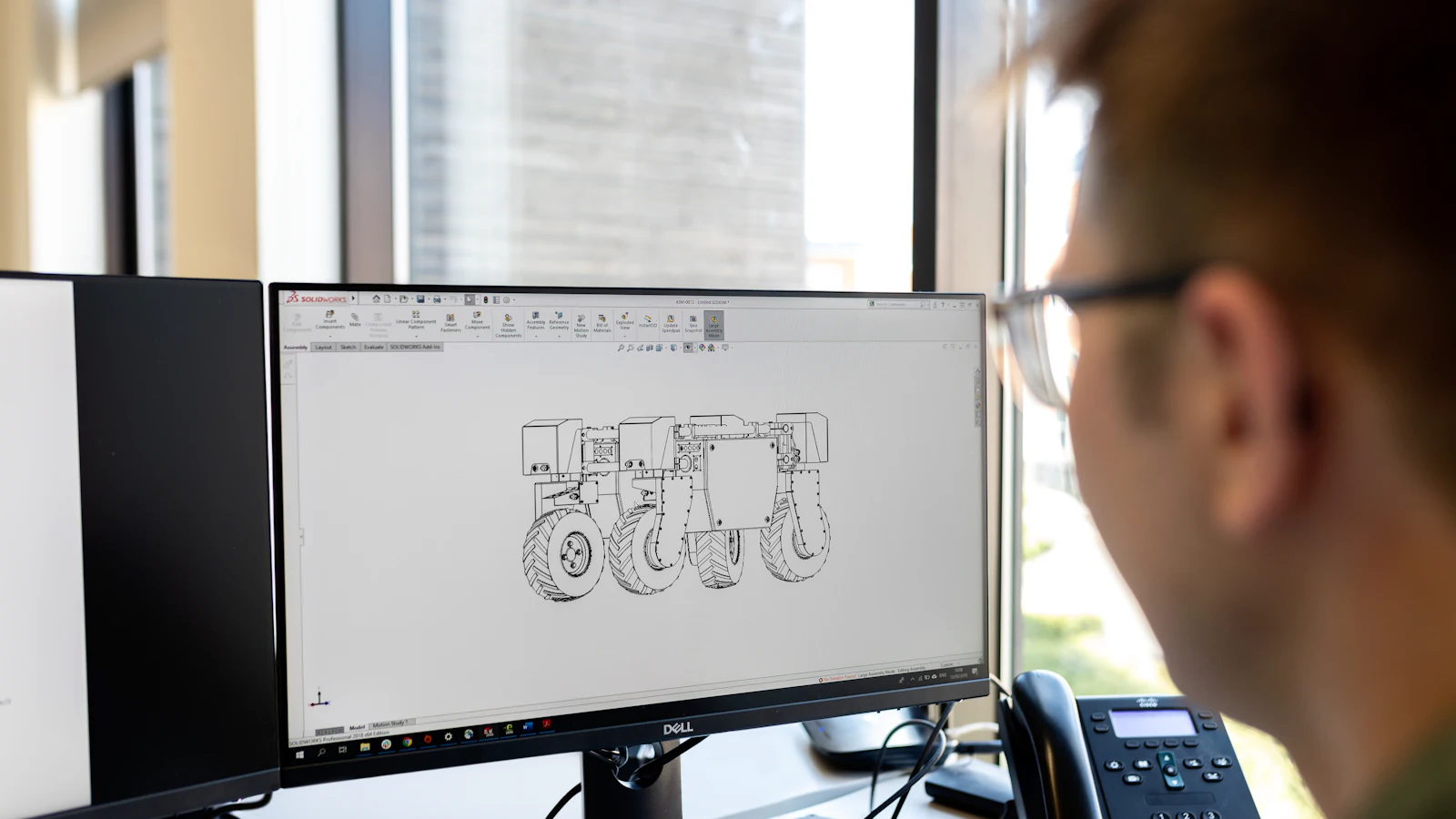 Ingénieur travaillant sur un logiciel de conception 3D